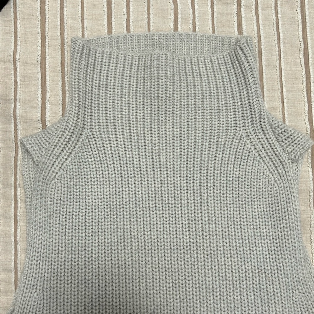 aritzia gray sleeveless knit top